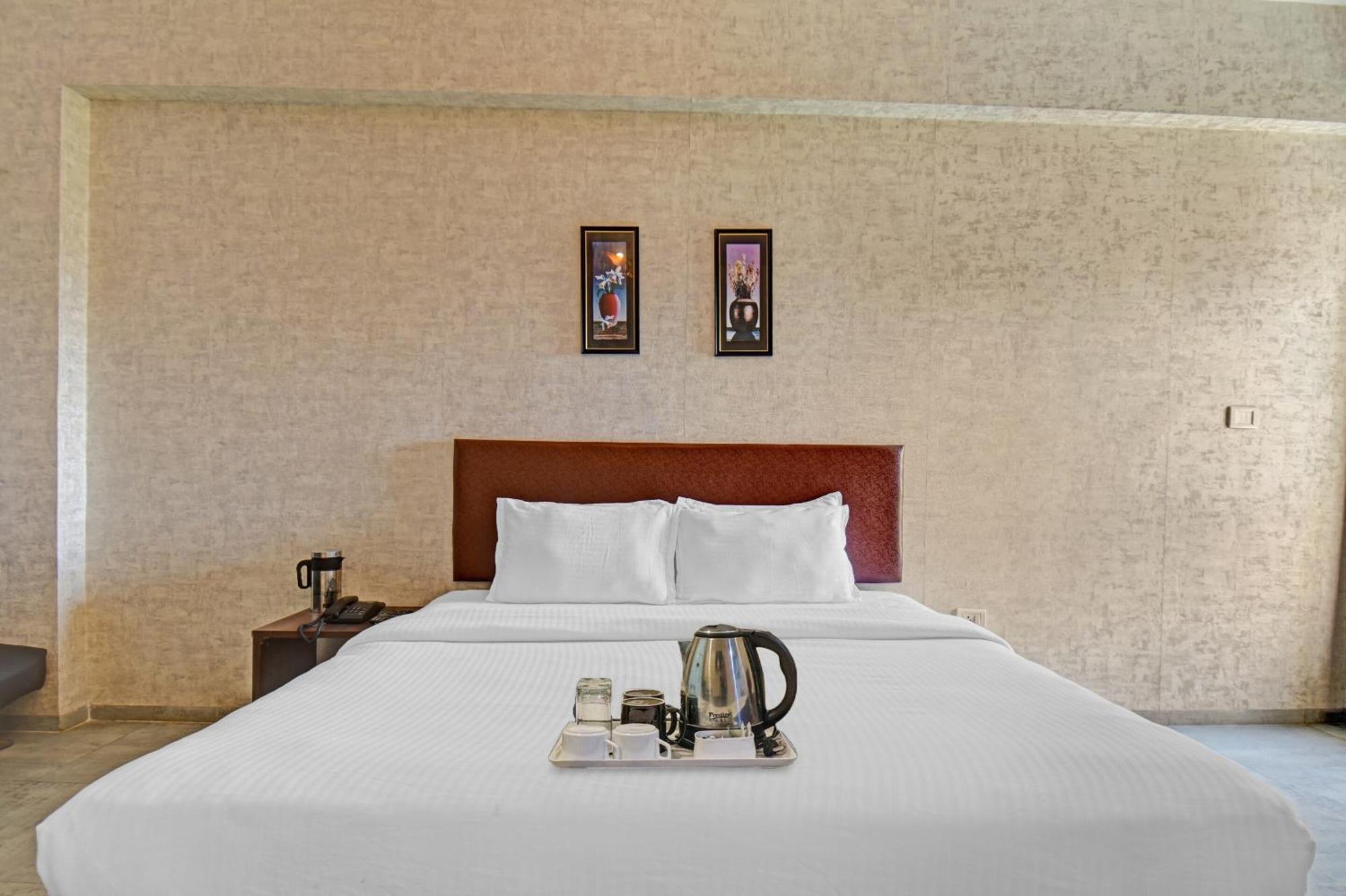 Townhouse Classio Suites Shirdi Esterno foto