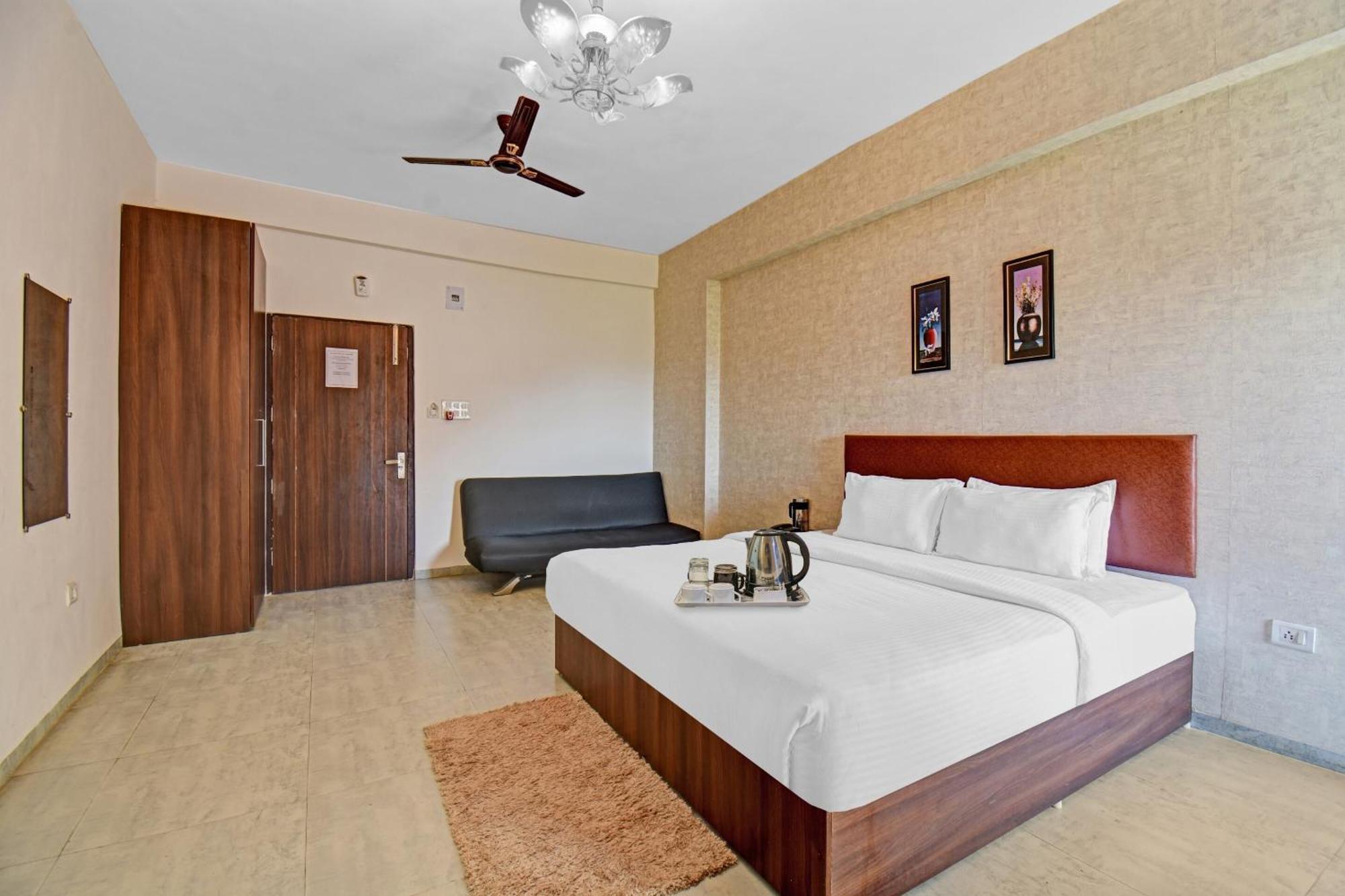 Townhouse Classio Suites Shirdi Esterno foto