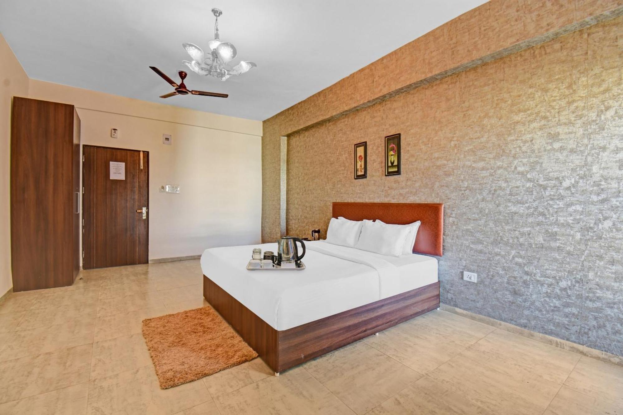 Townhouse Classio Suites Shirdi Esterno foto