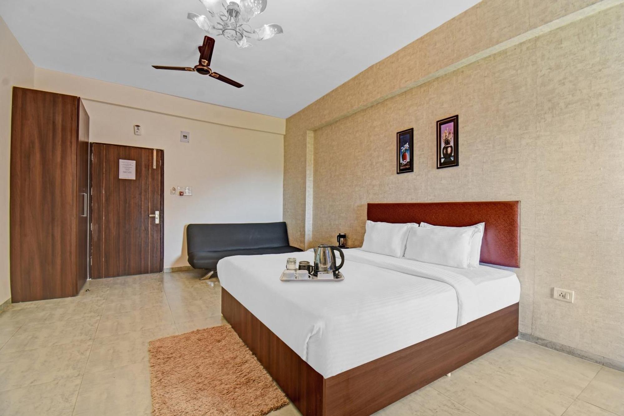 Townhouse Classio Suites Shirdi Esterno foto